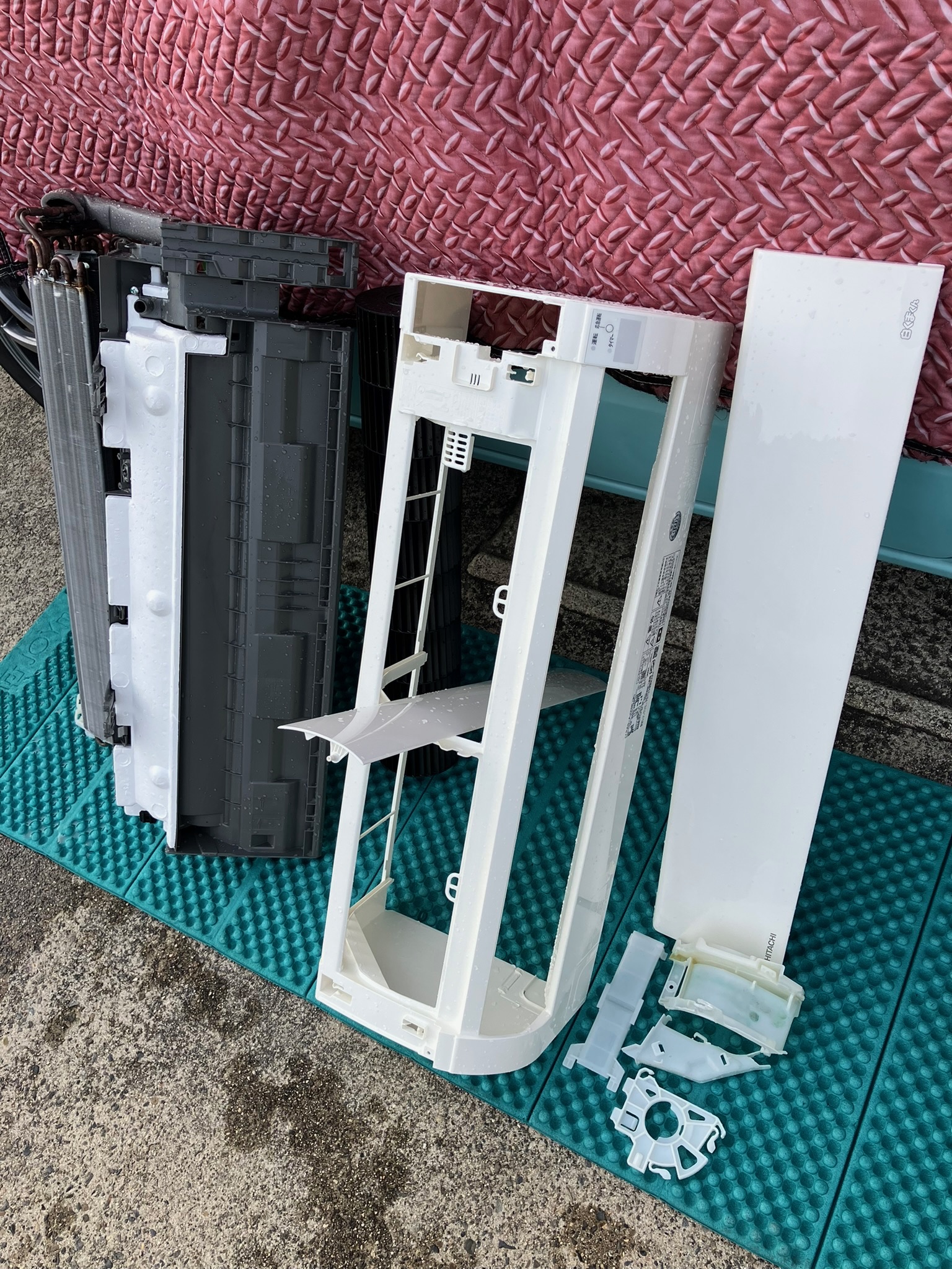 分解したエアコン全パーツ